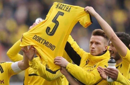 Dortmund players in a gesture to their injured team mate 