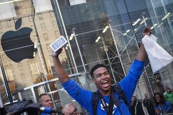 Apple fan celebrates getting his new iPhone outside the Apple store