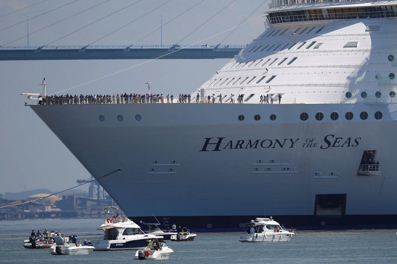 The ship is the size as 5 - 747 Boeing airplanes